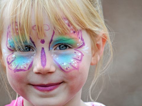 Als Schmetterling geschminktes Mädchen