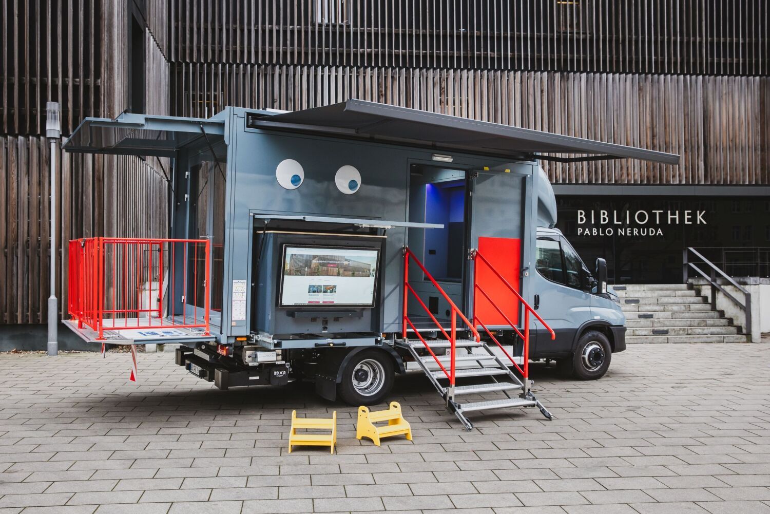 Das aufgebaute MedienpädagogikMobil steht vor der Bibliothek