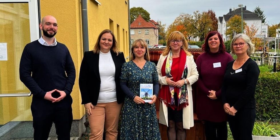 Bezirksstadträtin Juliane Witt und das Team der ersten Dialogveranstaltung vor dem Stadtteilzentrum Kausldorf