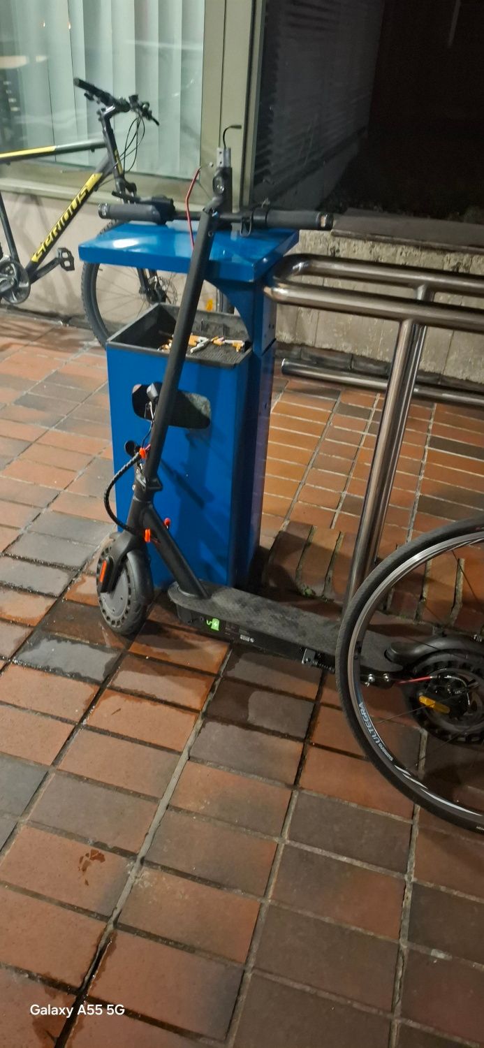 Grau-roter E-Scooter