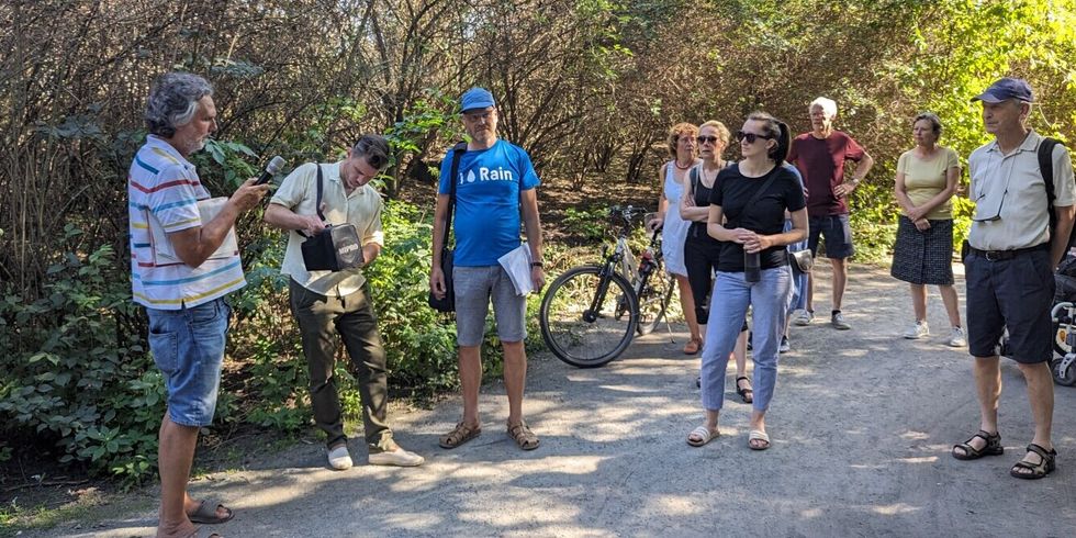 Umweltstadtrat Oliver Schruoffeneger (l.) stellt Klimaanpassungsmaßnahmen auf der südlichen Mierendorfffinsel im Rahmen eines Kiezspaziergangs vor.