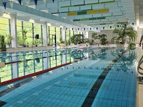 Kurz vor dem Start lädt das Wasser der Schwimmhalle Fischerinsel zu einem fairen Wettkampf ein, bei dem Spaß an der Bewegung im Vordergrund steht