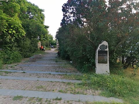 Fordoner Platz mit Gedenkstein für Harald Juhnke