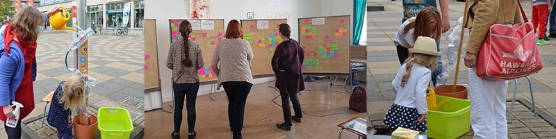 rechts und links mit Gieskanne spielende Kinder, in der Mitte 3 Mitarbeiter vor einer Pinwand mit Zetteln