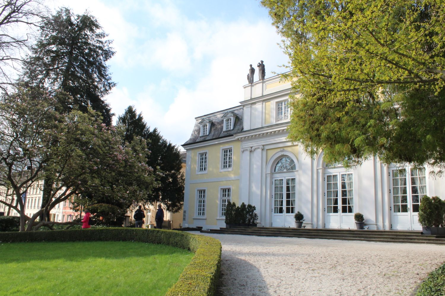 Redoute Bad Godesberg mit Vorgarten