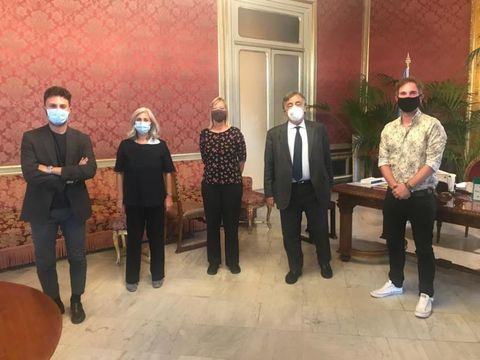 Gruppenbild mit Palermos Bürgermeister Leoluca Orlando (2. von rechts). Links Paolo Petralia und Daniela Messina, rechts Martin Pölemann, Kollege aus Reinickendorf.