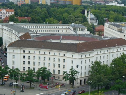 Rathaus Wilmersdorf am Fehrbelliner Platz 4, im Hintergrund die Berliner Moschee an der Brienner Straße
