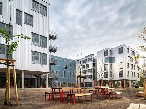 Schulhof mit Bänken vor Schule