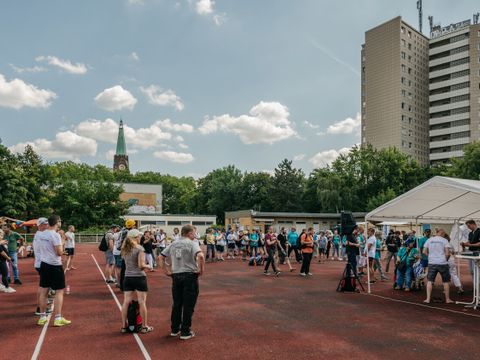 Etwa 250 Teilnehmer*innen trafen sich zur neunten Sozialympia bei sommerlichen 28 Grad auf dem Sportgelände Lobeckstraße in Kreuzberg (Bild: Beata Sisak @beatasisakphotography)
