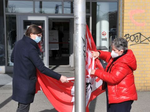 Fahnenhissung zum "Equal-Pay-Day" vor dem Rathaus Marzahn-Hellersdorf - Dagmar Pohle und Maja Loeffler befestigen die Fahne