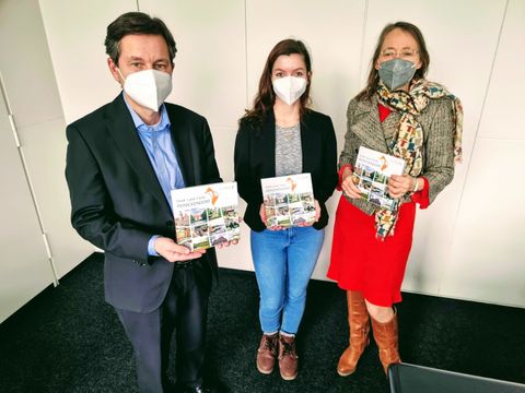 Bezirksbürgermeister Uwe Brockhausen, Redakteurin Selina Lux und Verlagsleiterin Heike Thürsam (v.l.n.r.). (Bild: BA Reinickendorf)