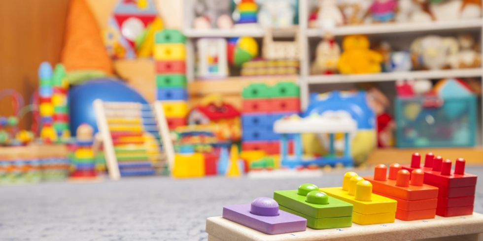 Kinderspielzeug auf Boden