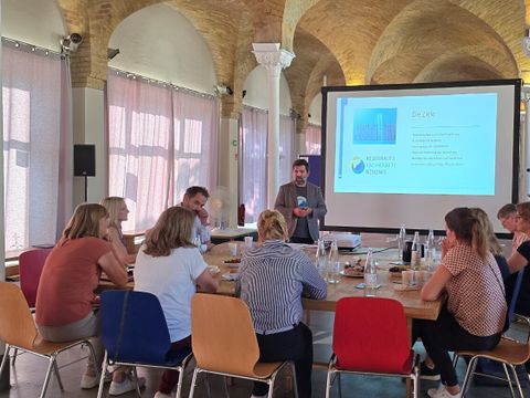 Martin Knauft Teamleitung Fachkräftenetzwerk , Friedrichshain-Kreuzberger Unternehmerverein (FKU) erklärt die Ziele des Regionalen Fachkräfte Bündnisses