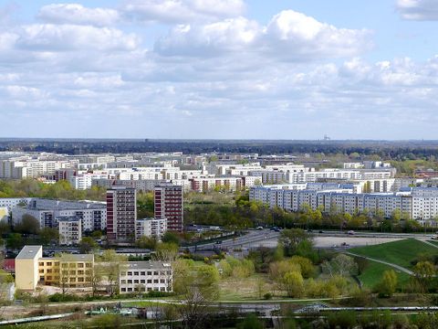 Blick vom Kienberg über das Wuhletal auf die Großsiedlung Hellersdorf