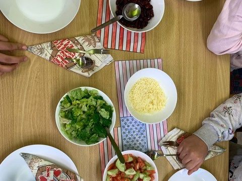 Ein gedeckter Tisch mit Tellern und Schüsseln