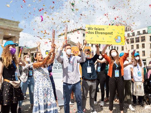 Konfettiregen für das Ehrenamt am Brandenburger Tor
