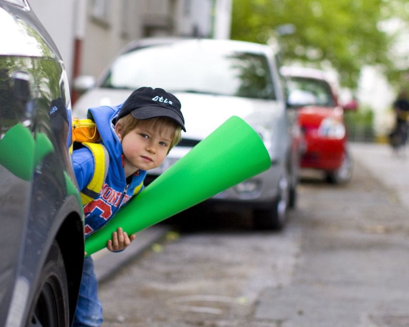 Schulkind überquert die Straße