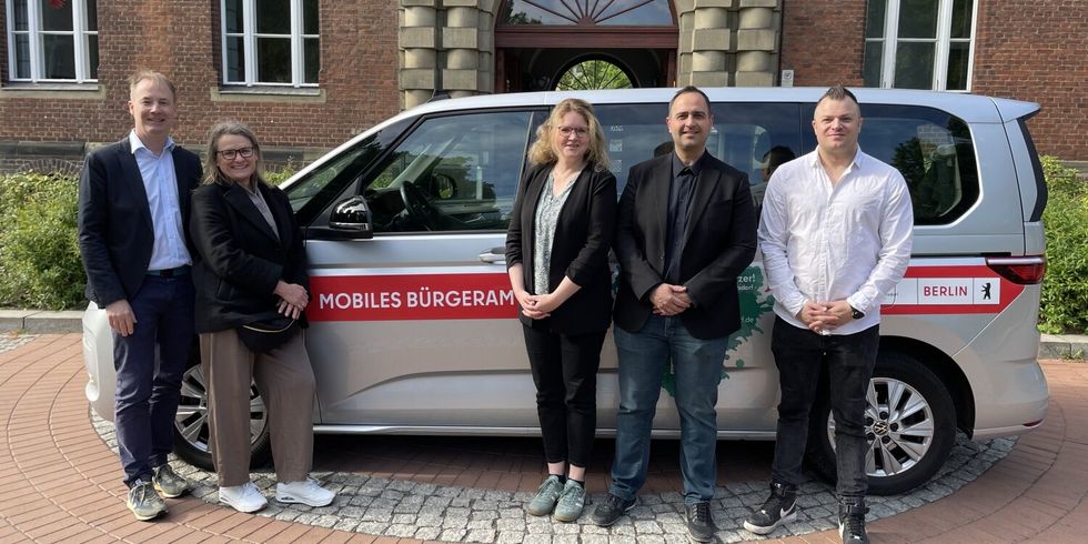 (v.l.n.r.) Dr. Bernd Frericks (Ärztlicher Leiter der DRK Kliniken Berlin Westend), Bezirksstadträtin Astrid Duda, Berenike Raßmann (Leitung Amt für Bürgerdienste), Özkan Kadak (Fachbereichsleitung Bürgeramt) und Arkadiusz Mohamed (Sachbearbeitung Bürgeramt) vor dem neuen mobilen Bürgeramtsbus