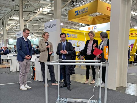 Roboter mit umherstehenden Menschen