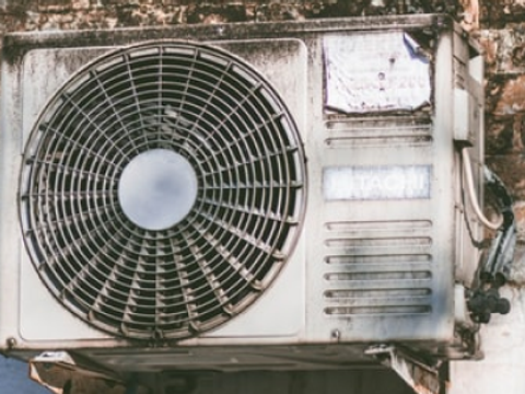 Klimaanlage an einer Hausfassade.