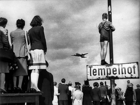 Menschen am Tempelhofer Feld während der Luftbrücke 1948 (Bild: Alamy Stock Foto)