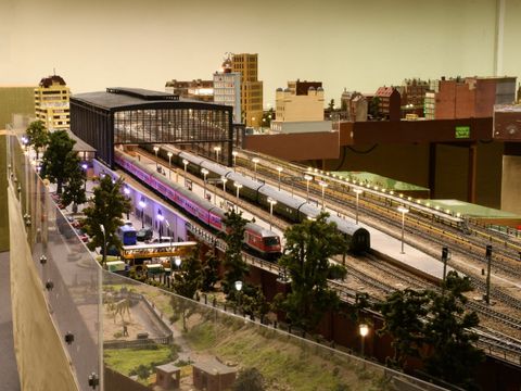 Anlage einer Modelleisenbahn mit dem Bahnhof Zoo (Bild: Gustav-Heinemann-Oberschule)