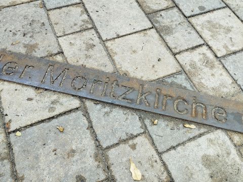 Beschriftete Cortenstahlbänder markieren den Standort der Kirche. (Bild: Landesdenkmalamt Berlin, Foto: Jens Henker)