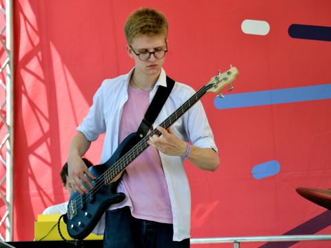 Junger Mann spielt auf einer E.Gitarre