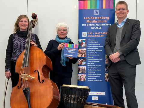 Von rechts nach links: Bezirksstadtrat Tobias Dollase, Fachgruppenleiterin Meike Goosmann und Musikschullehrerin Angela Brunton-Trüg (Bild: Leo Kestenberg Musikschule)