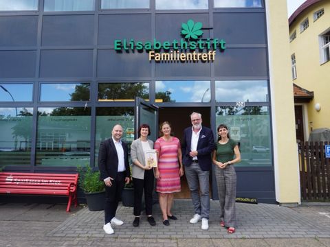 Von links nach rechts: Alexander Ewers (Stadtrat für Jugend und Familie), Sandra Haase (pädagogische Vorständin des Elisabethstifts), Ricarda Söhndel (Regionalleitung), Georg Unger (2. Vorsitzender GESOBAU-Stiftung), Katrin Kremm (Bereichsleitung Familientreff) (Bild: BA Rdf)