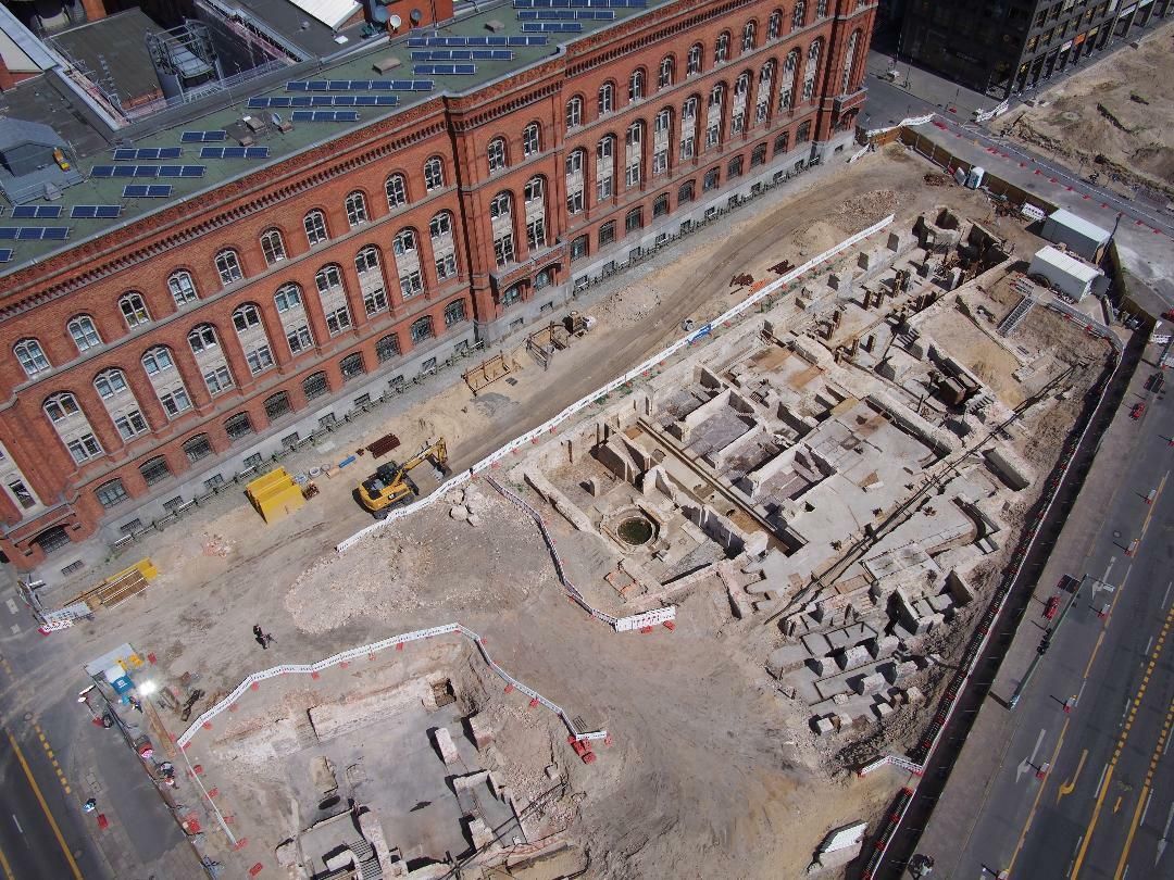 Blick auf die Grabung hinter dem Roten Rathaus