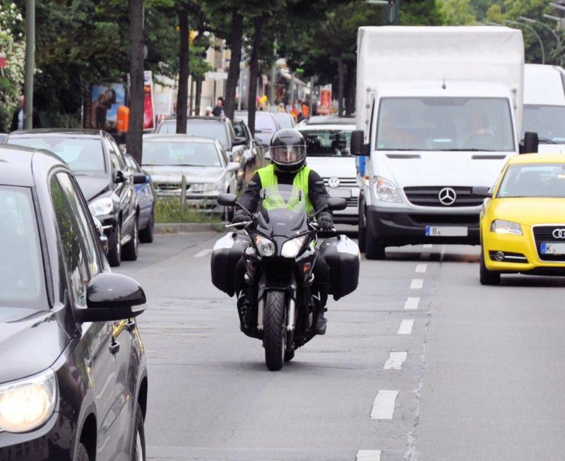 Motorisierter ZWeiradfahrer im Straßenverkehr