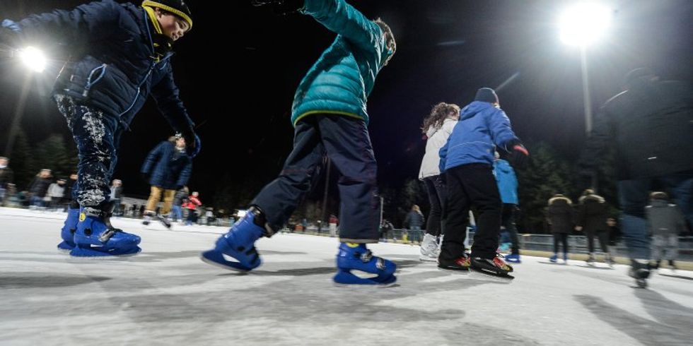 Schlittschuh fahrende Kinder im Horst-Dohm-Eisstadion
