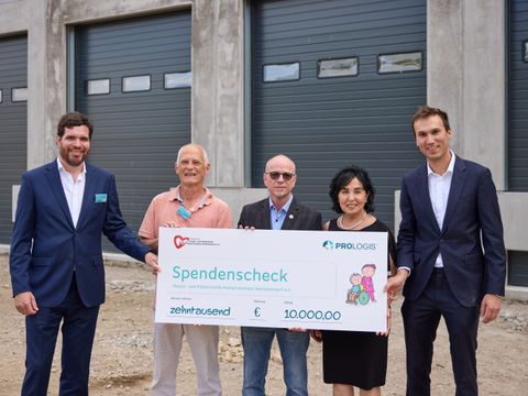 Prologis überreichte einen Spendenscheck über 10.000 Euro an den Hospiz- und Palliativhilfe Katharinenhaus Reinickendorf e.V.: (v.l.) Philipp Feige (Prologis), Martin Wiegand (Caritas-Hospiz Katharinenhaus Berlin-Reinickendorf), Michael Ermisch (Hospiz- und Palliativhilfe Katharinenhaus Reinickendorf e.V.), Emine Demirbüken-Wegner (Bezirksbürgermeisterin Reinickendorf) und Vincent Lampe (Prologis) (Bild: Prologis)