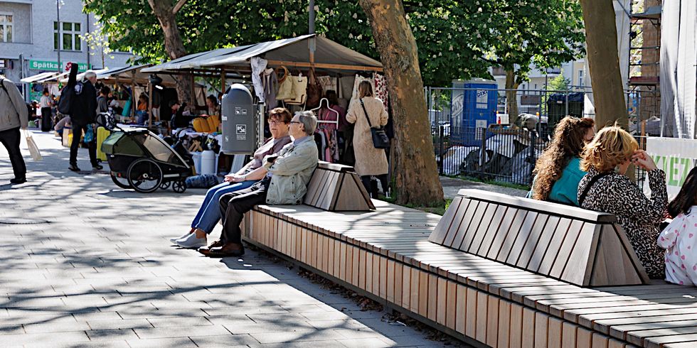 Roedeliusplatz mit Marktständen zur Eröffnung