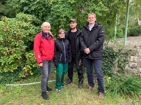 Bezirksstadtrat Tobias Dollase und die Leiterin der Gartenarbeitsschule Hiltrud Steffen begrüßen die FÖJ-ler Melanie Sirch und Dominic Kanat. (Bild: BA Reinickendorf)