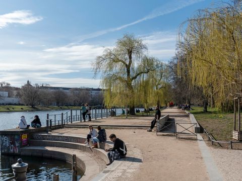 Umgestalteter Bereich am Landwehrkanal im Fördergebiet Urbanstraße