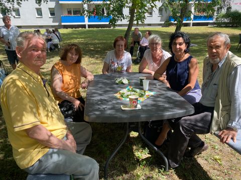 Bezirksstadträtin Emine Demirbüken-Wegner (2.v.r.) feiert mit der Gemeinschaft. (Bild: BA Reinickenodrf)