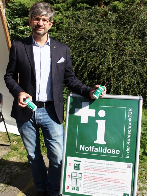 Gesundheitsstadtrat Oliver Schworck mit Notfalldosen