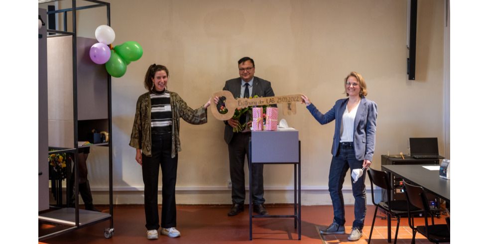 Bezirksbürgermeister Michael Grunst (m.) bei der symbolischen Schlüsselübergabe an Pauline Steinberger (r.) & Sandra Tondl (l.)