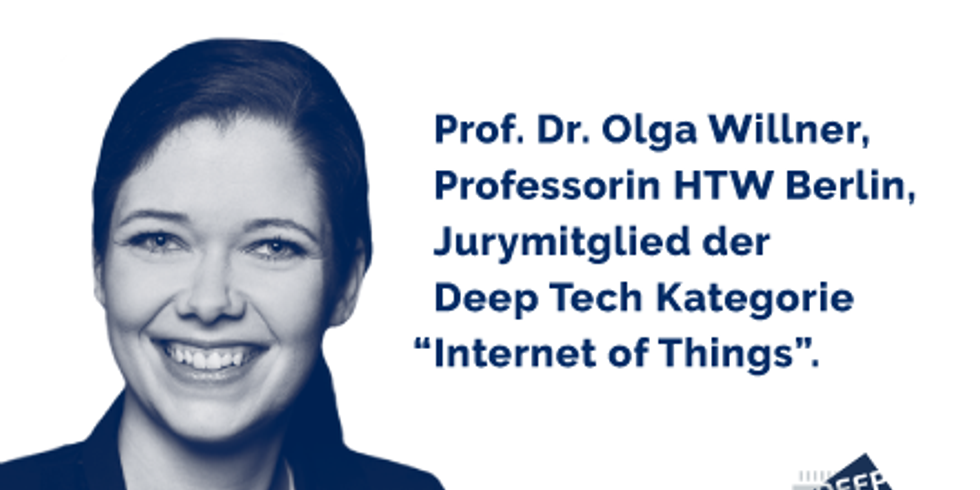 Frau lacht in die Kamera