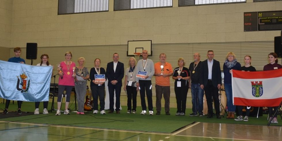 Siegerinnen und Sieger der ersten Olympiade für Seniorinnen und Senioren mit Bezirksbürgermeister Igel, Bezirkstadträtin Flader und dem Stellv. Bezirksbürgermeister Klemm