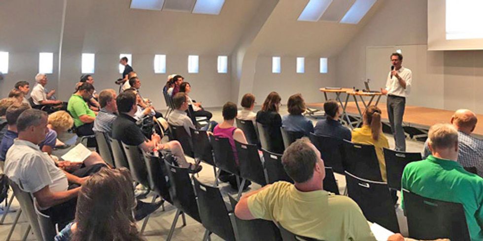 Staatssekretär Ingmar Streese auf der Informationsveranstaltung in Spandau