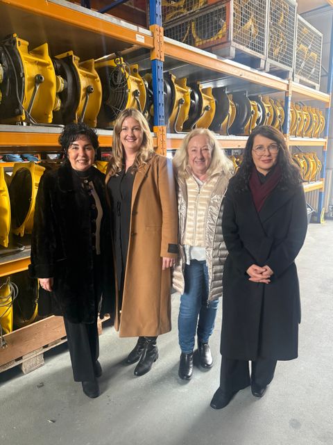 Emine Demirbüken-Wegner (Bezirksbürgermeistern Reinickendorf), Jennifer Mohr (Geschäftsinhaberin Mohr) Gundula Mohr (Geschäftsinhaberin Mohr) und Christine Kretlow (Wirtschaftförderung)