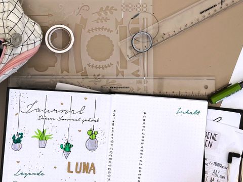 Foto von Arbeitsplatz auf dem ein ferienjournal entsteht