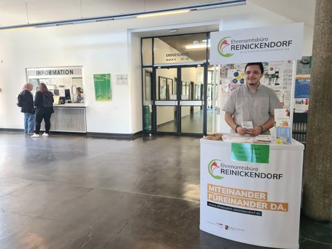 Infopoint des Ehrenamtsbüros Reinickendorf im Foyer des Rathauses Reinickendorf (Bild: BA Reinickendorf)