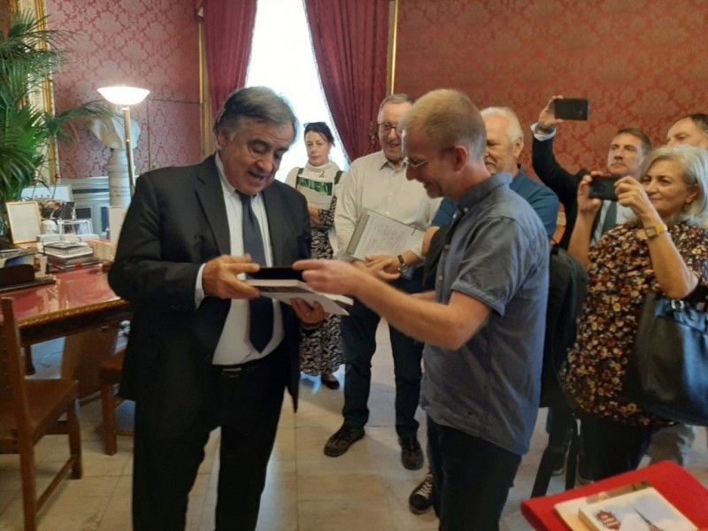 Buchübergabe an Palermos Bürgermeister Leoluca Orlando