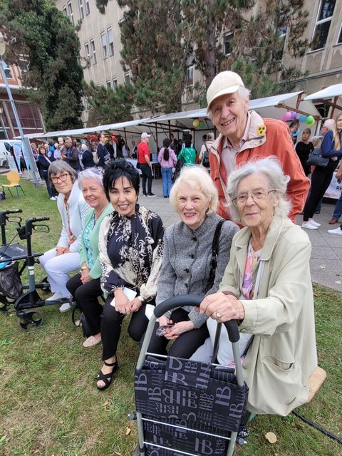 Immer zum Gespräch bereit: Bürgermeisterin Demirbüken-Wegner, hier mit Reinickendorfer Senioren. (Bild: BA Reinickendorf)