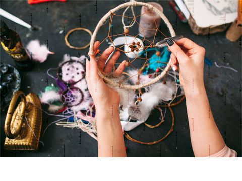 zwei Hände halten einen Traumfänger