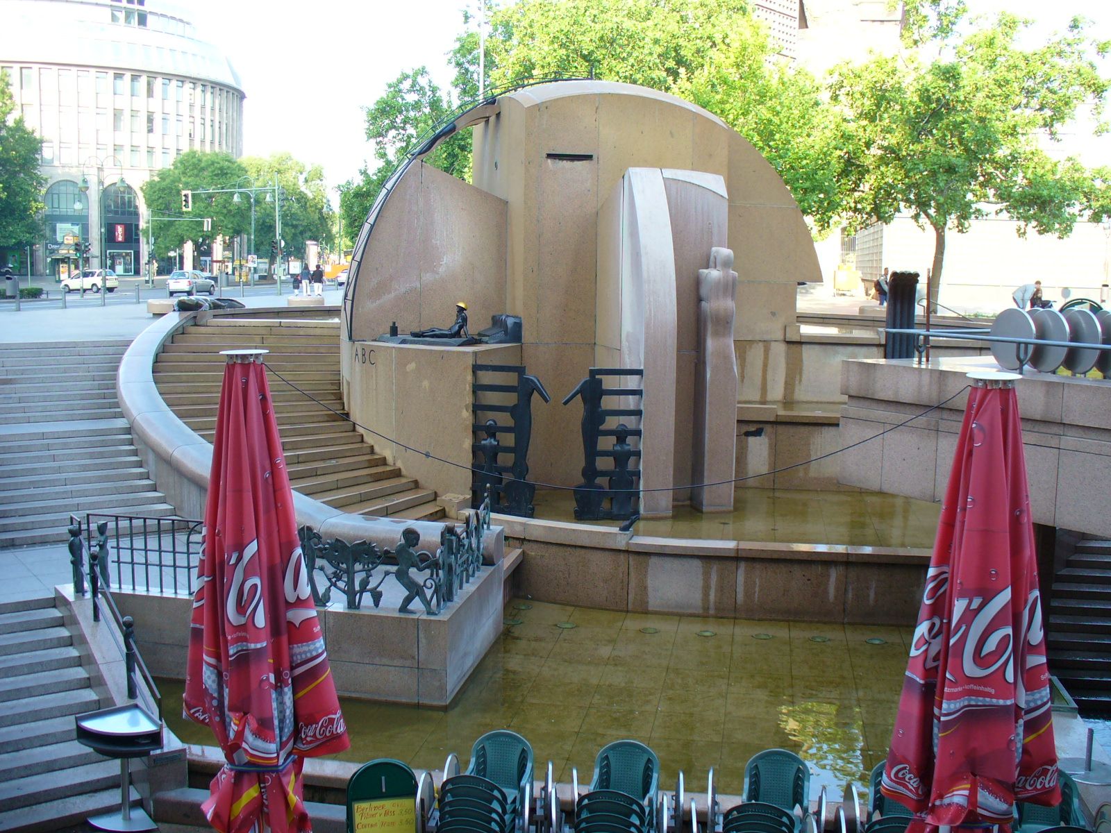 Weltkugelbrunnen auf dem Breitscheidplatz, 22.8.2006, Foto: KHMM